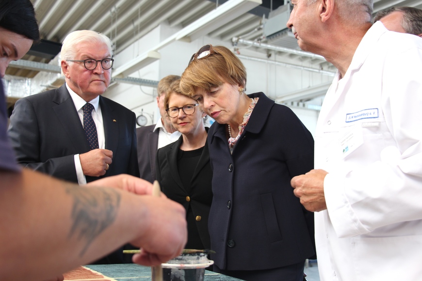 Bundespräsident Steinmeier (links) in der Malerwerkstatt 