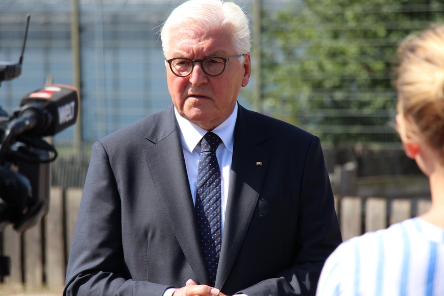 Bundespräsident Steinmeier: „Es wird hier gearbeitet nach dem Erfahrungsgrundsatz, Strafe allein ändert noch nichts, wenn sie nicht begleitet wird mit Angeboten, die auf ein Leben nach der Haft vorbereiten.“ 