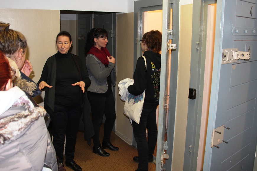 Die Landesbeauftragte Anne Drescher und JVA-Leiterin Andrea Hanke erklären die früheren Stasi-Stehzellen. 