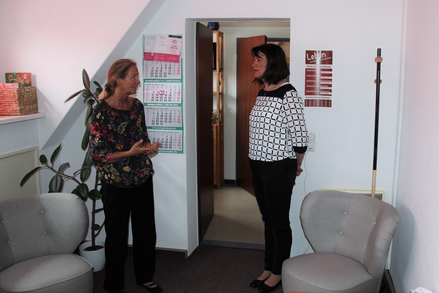 Ministerin Bernhardt zu Besuch in der Interventionsstelle gegen häusliche Gewalt und Stalking in Rostock. 