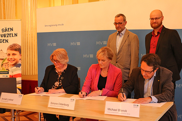 GEW-Landesvorsitzende Annett Lindner, Bildungsministerin Simone Oldenburg und Landesvorsitzender des VBE MV, Michael Blanck unterzeichnen die Vereinbarung.