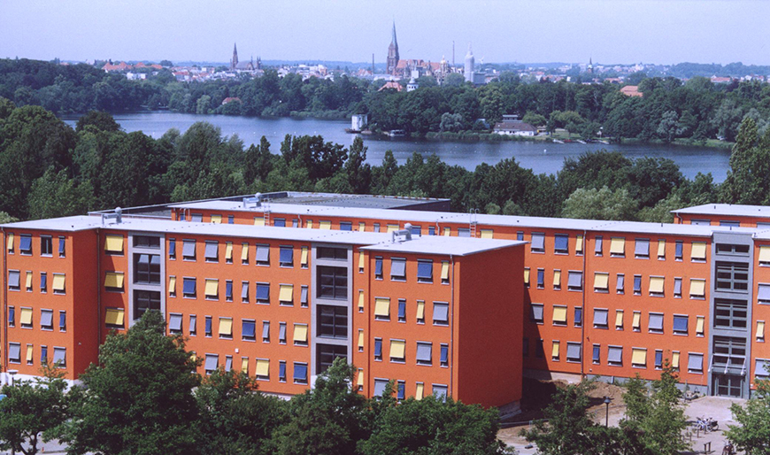 Zwischen 2001 und 2004 umgebaut und saniert: die Integrierte Gesamtschule „Bertolt Brecht“ in Schwerin