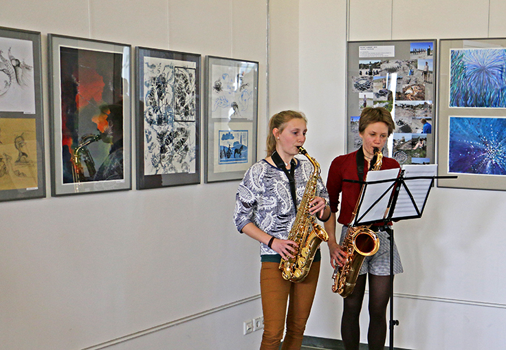 Zwei Schülerinnen spielen Saxophon.