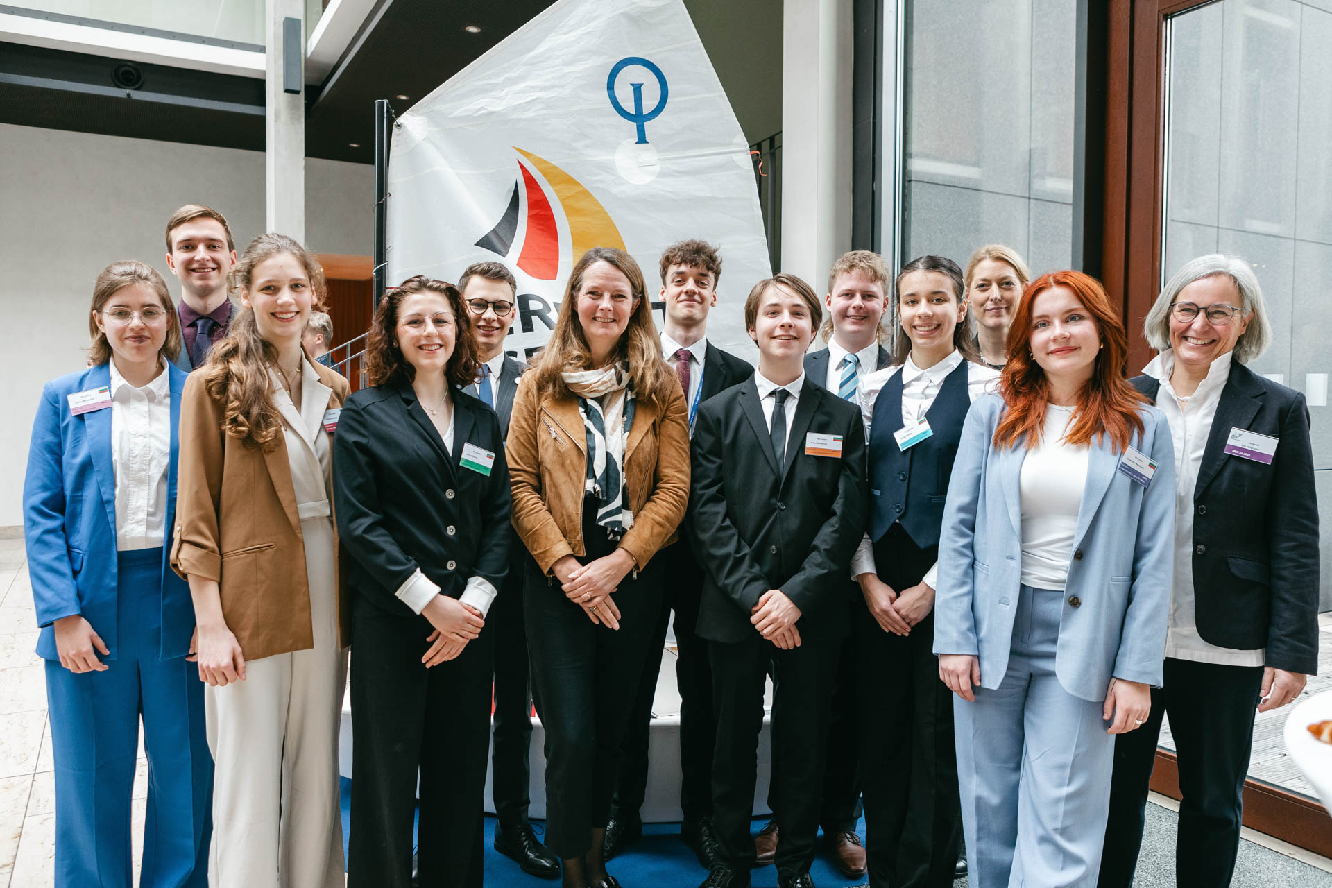 Erinnerungsfoto der Ministerin für Wissenschaft, Kultur, Bundes- und Europaangelegenheiten Bettina Martin mit den am Programm teilnehmenden Schülerinnen und Schülern aus Schwerin.