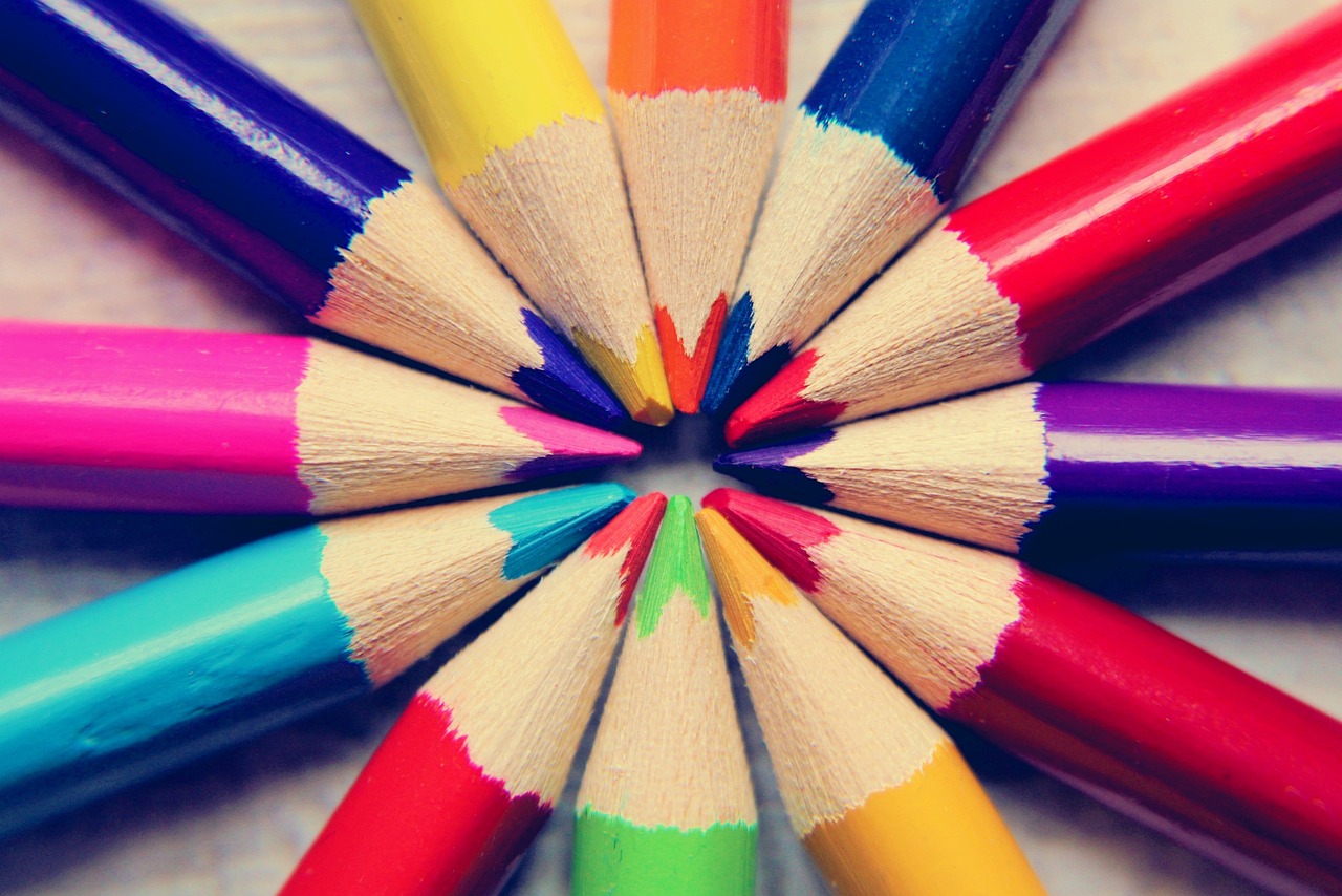 Buntstifte, die mit den Spitzen zueinander zeigen.© Pixabay