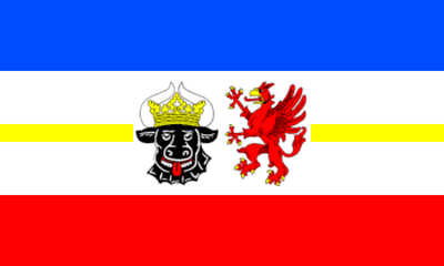 Die Dienstflagge zeigt zusätzlich zur Landesflagge den mecklenburgischen Stier und den pommerschen Greif