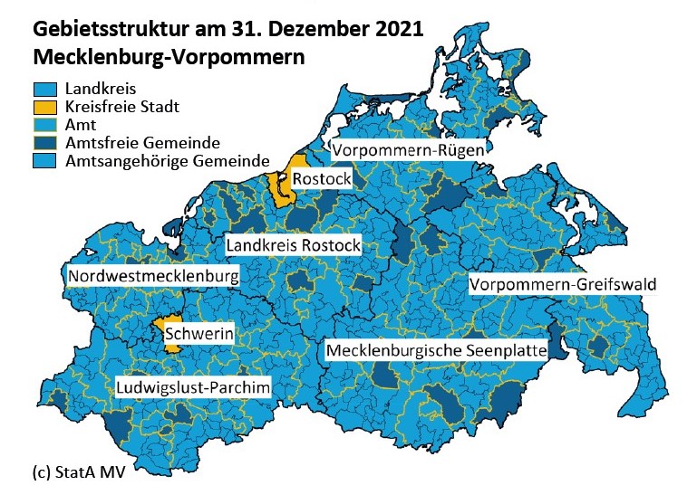 Die Karte zeigt die Gebietsstruktur von Mecklenburg-Vorpommern mit Stand vom 31.12.2021. Sie ist mit unterschiedlichen Farbtönen markiert, je nach Landkreis, kreisfreie Stadt, Amt, amtsfreie Gemeinde sowie amtsangehörige Gemeinde.