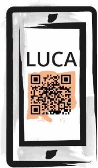 Die Abbildung zeigt ein Smartphone. Auf dem Bildschirm von dem Smartphone steht Luca. Unter Luca ist ein QR-Code zu sehen.
