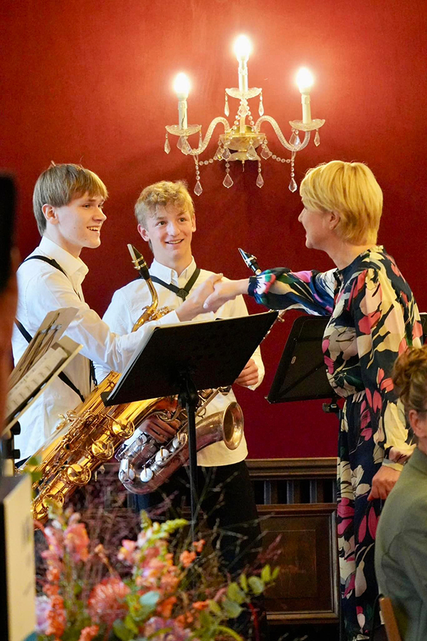 Die Ministerpräsidentin dankt jungen Musikern des Saxtetts A der Musik- und Kunstschule Ataraxia, Schwerin, für die musikalische Umrahmung der Kulturpreis-Verleihung