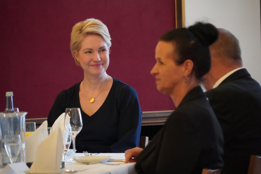 Ministerpräsidentin Manuela Schwesig am Tisch im Gespräch mit ihren Gästen