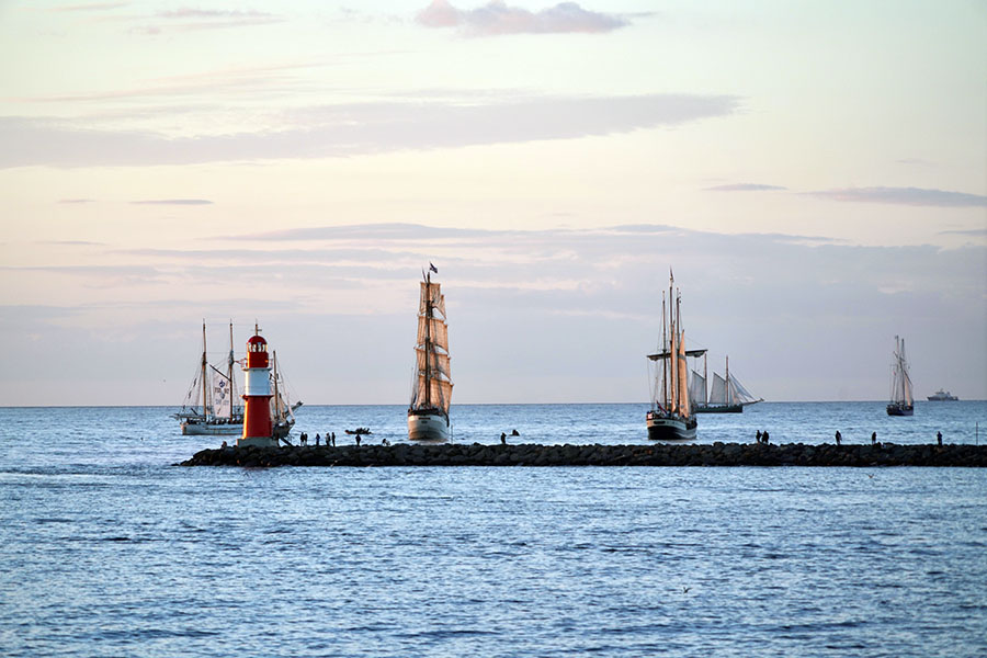 Panoramablick auf die Ostsee mit verschiedenen Segelschiffen
