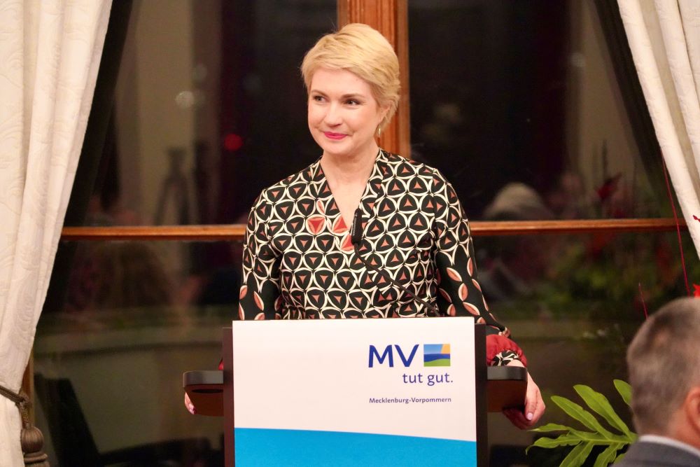 Ministerpräsidentin Manuela Schwesig bei ihrer Festansprache am Rednerpult