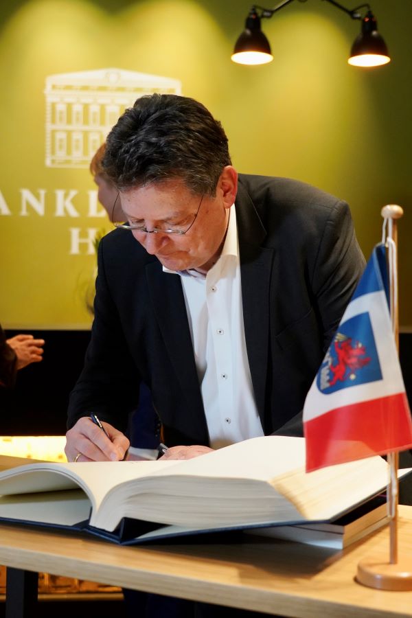 Der Minister für Wirtschaft, Tourismus, Infrastruktur und Arbeit Reinhard Meyer trägt sich in das Gästebuch der Hansestadt Anklam ein.