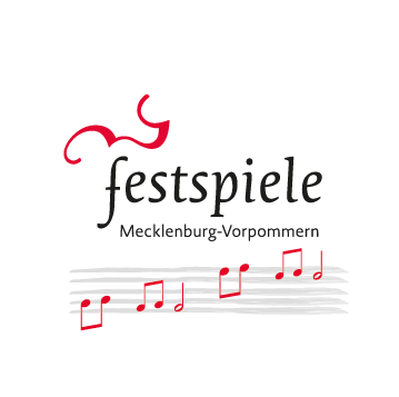 Die Abbildung zeigt das Logo „Festspiele Mecklenburg-Vorpommern“. Musiknoten sind auf Musiklinien im unteren Teil vom Logo abgebildet.  Im oberen Teil vom Logo ist der Text: festspiele Mecklenburg-Vorpommern.